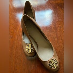 Tory Burch Chelsea pumps Royal Tan with gold tone hardware, Napa leather upper